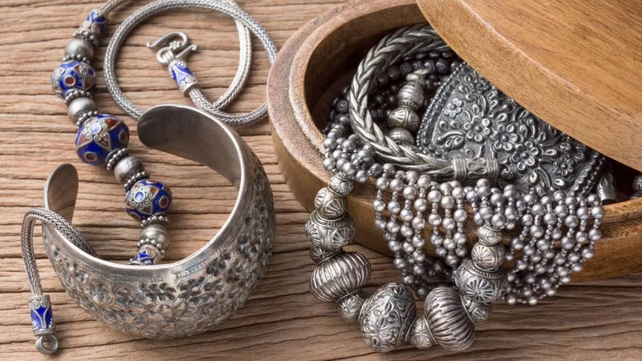 આ સામાન્ય રાસાયણિક પ્રક્રિયાને ચાંદીનો કલંક કહેવામાં આવે છે એટલે કે ચાંદી હવામાં ચોક્કસ રસાયણો સાથે પ્રતિક્રિયા આપે છે, જેના પરિણામે તેની ચાંદી થોડા સમય બાદ કાળુ પડી જાય છે.