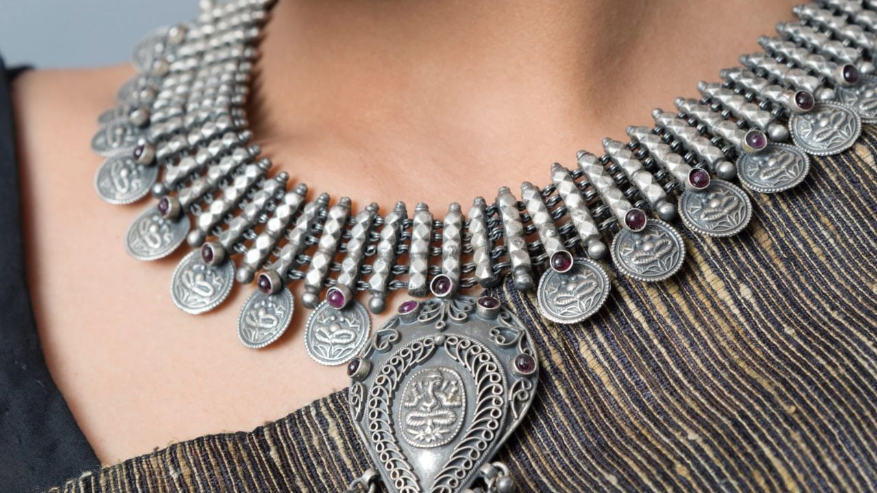 તમને ખબર છે કે ચાંદી એક કિંમતી ધાતુ છે જેનો ઉપયોગ ઘરેણાં, વાસણો અને સુશોભન વસ્તુઓમાં વ્યાપકપણે થાય છે. પરંતુ તમે ઘણીવાર જોયું હશે કે ચાંદી થોડા સમય પછી કાળું પડવા લાગે છે. તો તે કેમ આમ થાય છે ચાલો જાણીએ