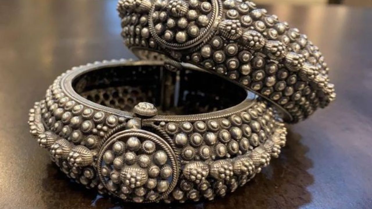 ચાંદી હવામાં હાઇડ્રોજન સલ્ફાઇડ ગેસ સાથે પ્રતિક્રિયા આપે છે, જે ચાંદીના સલ્ફાઇડ નામનું સંયોજન બનાવે છે. ચાંદીના સલ્ફાઇડનો આ પાતળો પડ કાળો રંગ ધરાવે છે અને ચાંદીની સપાટીને કાળી બનાવે છે.