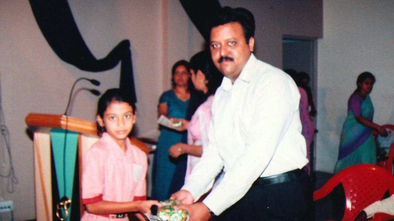 સ્મૃતિ મંધાના હાલમાં ભારતીય ટીમની સાથે મહિલા વર્લ્ડકપ 2025માં ભાગ લઈ રહી છે. જેમાં ભારતનો સામનો ઈંગ્લેન્ડ સામે 19 ઓક્ટોબરથી શરુ થશે. આ પહેલા પલાશ મુચ્છલે સાર્વજનિક રુપે પોતાના સંબંધોની પુષ્ટિ કરી છે. 