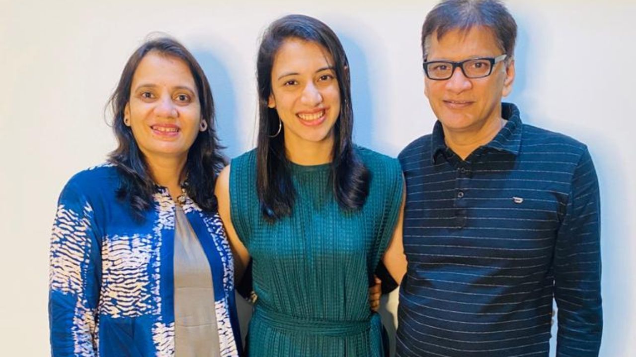 તેમણે કહ્યું કે, તે ટુંક સમયમાં લગ્નના બંધનમાં બંધાશે. સ્મૃતિ મંધાના વિશે વાત કરતા તેમણે કહ્યું તે ટુંક સમયમાં ઈન્દોરની વહુ બનશે. બસ આટલું કહેવા માંગુ છું કે, મે તમને હેડલાઈન આપી દીધી છે.