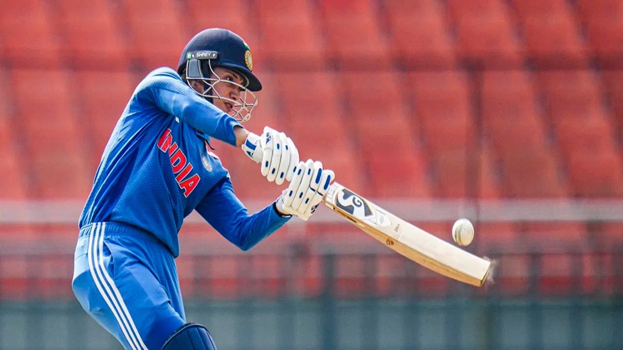 દક્ષિણ આફ્રિકા સામે સ્મૃતિ મંધાનાએ 13 રન કરતાની સાથે જ તે એક કેલેન્ડર વર્ષમાં વનડેમાં સૌથી વધુ રન બનાવનાર મહિલા ખેલાડી બની. મંધાનાએ 28 વર્ષ જૂનો વિશ્વ રેકોર્ડ તોડ્યો.