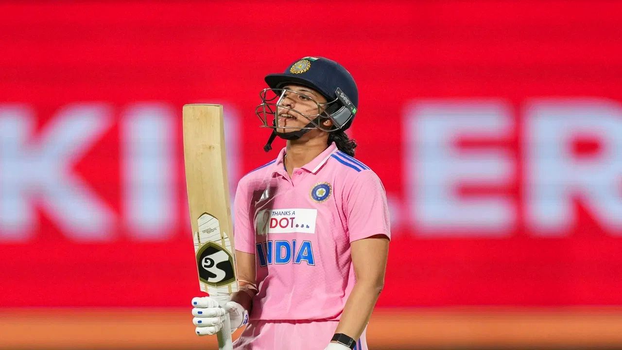 સ્મૃતિ મંધાનાએ મહિલા વર્લ્ડ કપ 2025માં અત્યાર સુધી ત્રણ મેચમાં ફક્ત 54 રન બનાવ્યા છે. તેની સરેરાશ ફક્ત 18 છે અને તેમનો સ્ટ્રાઈક રેટ ફક્ત 72.9 છે. (All Photo Credit : PTI / GETTY)