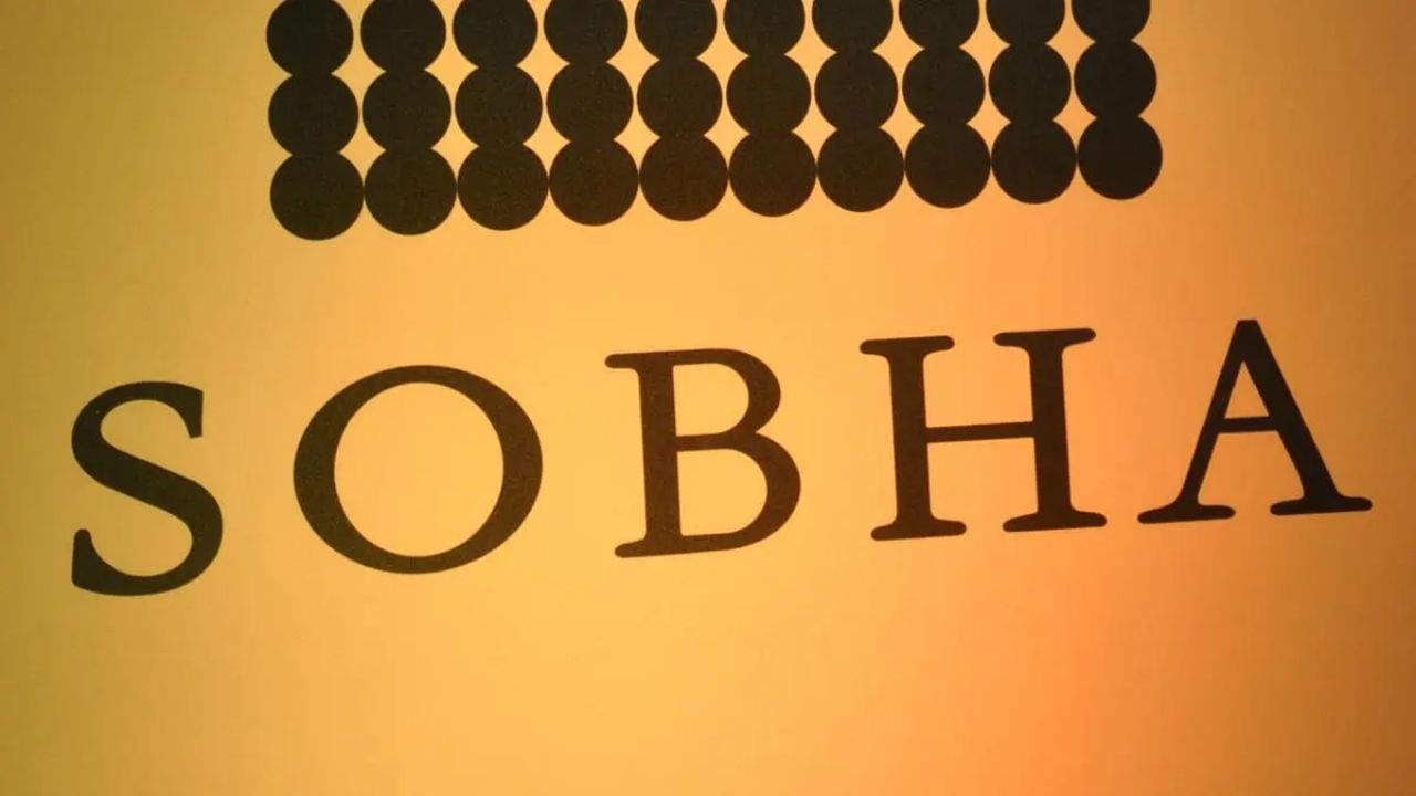 બ્રોકરેજ હાઉસ HDFC સિક્યોરિટીઝ શોભા લિમિટેડના બીજા ક્વાર્ટરના પ્રદર્શનથી ખૂબ પ્રભાવિત છે. કંપનીના તાજેતરના અહેવાલ મુજબ, કંપનીએ ચાલુ નાણાકીય વર્ષના બીજા ક્વાર્ટર (Q2 FY26) માં વેચાણના મોરચે અપવાદરૂપે સારું પ્રદર્શન કર્યું છે. રસપ્રદ વાત એ છે કે, કોઈ પણ મોટા નવા પ્રોજેક્ટ શરૂ કર્યા વિના, કંપનીએ આ ક્વાર્ટરમાં આશરે ₹1,939 કરોડનું મજબૂત વેચાણ નોંધાવ્યું છે. જો આપણે પ્રથમ છ મહિનાના કુલ આંકડાઓ પર નજર કરીએ તો, તે આશરે ₹3,980 કરોડ છે.