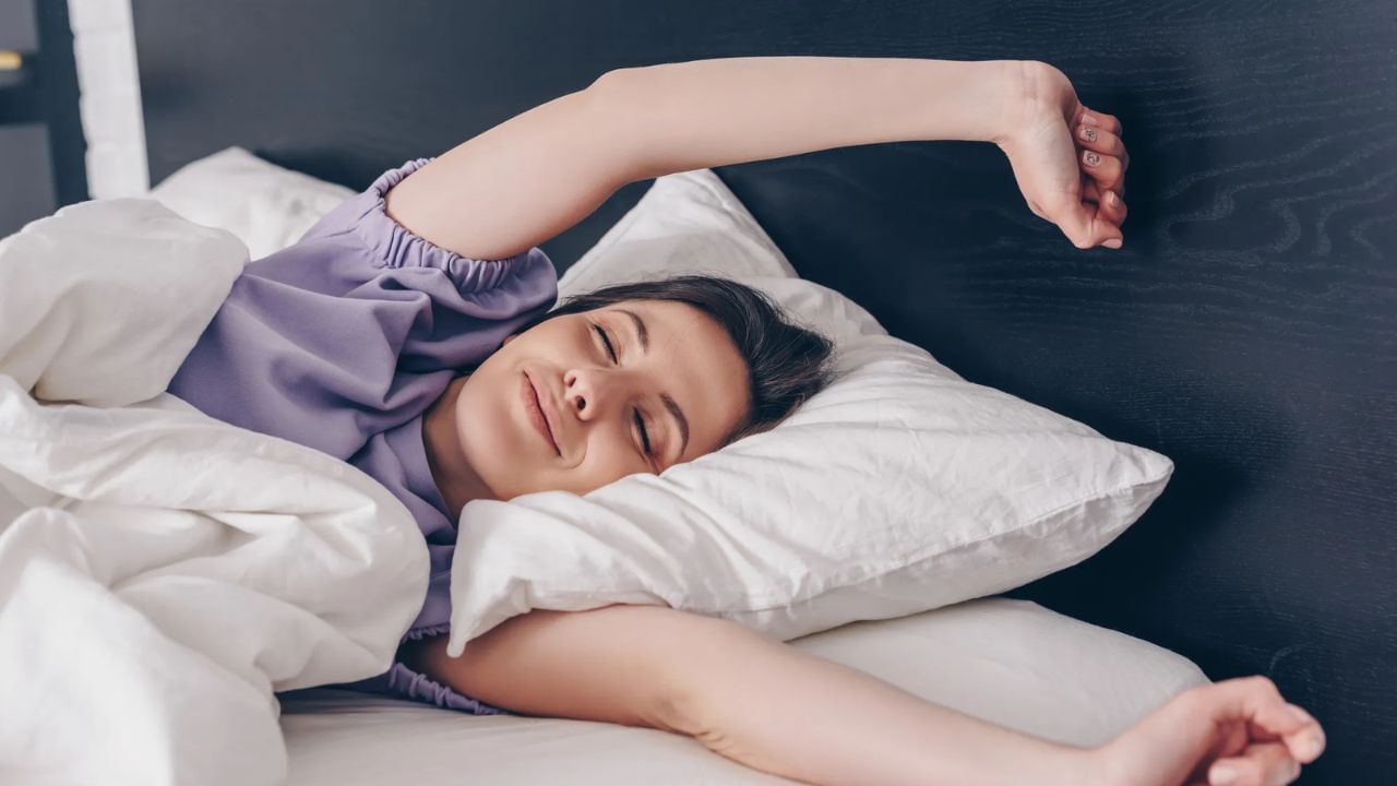 બ્રહ્મ મુહૂર્તમાં જાગવું: ઘણા લોકો વહેલા ઉઠે છે. જો કોઈ બ્રહ્મ મુહૂર્ત દરમિયાન સવારે 3 થી 5 વાગ્યાની વચ્ચે જાગે છે, તો તે જીવનમાં કંઈક અદ્ભુત બનવાની નિશાની છે. જો આવું થાય, તો સમજો કે સારા સમય દૂર નથી.