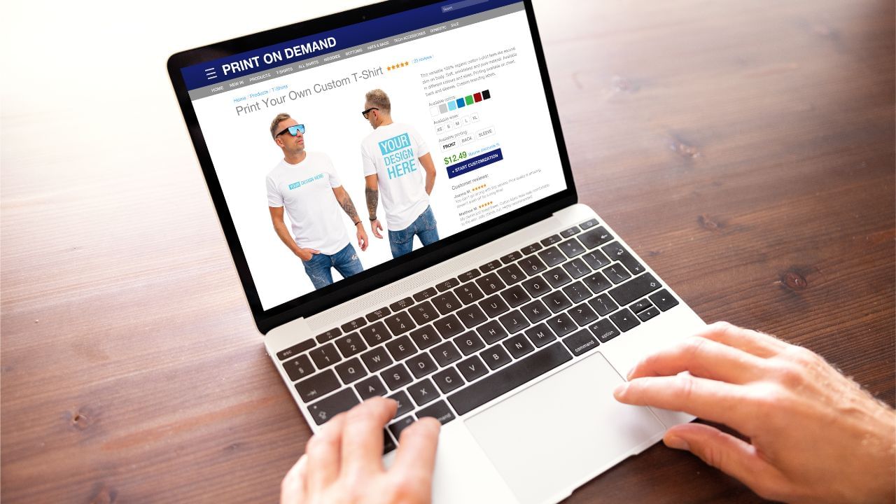 જો તમને ડિઝાઇન કરવામાં રસ હોય, તો પ્રિન્ટ ઓન ડિમાન્ડ (POD) તમારા માટે એક સારો વિકલ્પ છે, જેમાં ટી-શર્ટ ડિઝાઇન, પોસ્ટર, કોફી મગ અને મોબાઇલ કવરનો સમાવેશ થાય છે. તમે આ ડિઝાઇન અપલોડ કરી શકો છો અને તેમને Printify, Zazzle અથવા Teespring જેવા પ્લેટફોર્મ પર વેચી શકો છો. તમે ડિઝાઇન બંડલ પણ બનાવી શકો છો અને તેમને ઑનલાઇન વેચી શકો છો.