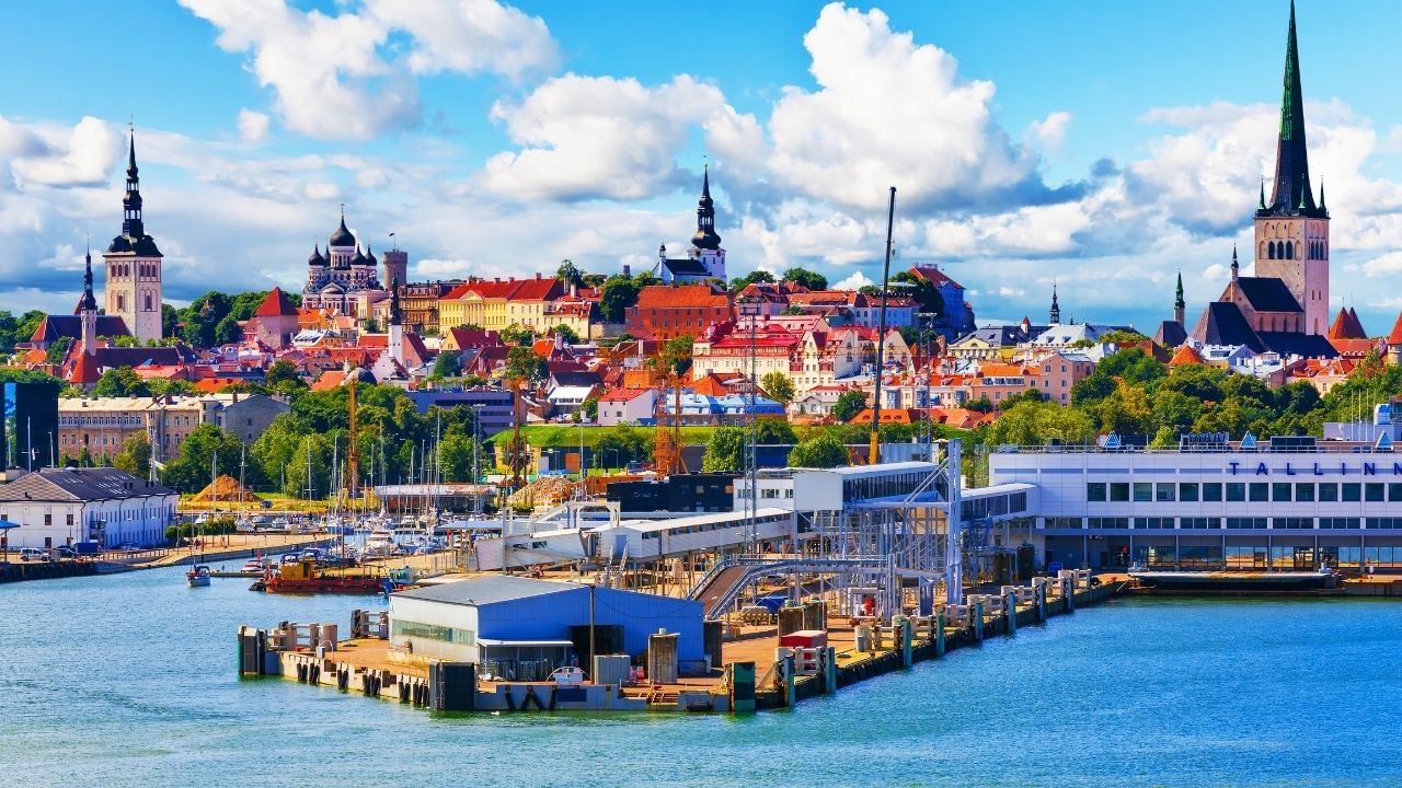 યુરોપના નાના દેશોમાંનો એક, એસ્ટોનિયા, કેટલાક યુરોપિયન દેશોના વિદ્યાર્થીઓ માટે મફત ટ્યુશન ઓફર કરે છે, જ્યારે વિદેશી વિદ્યાર્થીઓએ 1,600 થી 7,500 યુરોની વચ્ચે ચૂકવણી કરવી પડે છે. એસ્ટોનિયા ઘણા અંગ્રેજી ભાષાના અભ્યાસક્રમો પ્રદાન કરે છે, જે તેની લોકપ્રિયતાનું એક મુખ્ય કારણ છે. તમે અહીં અભ્યાસ કરવા માટે શિષ્યવૃત્તિ પણ મેળવી શકો છો.  