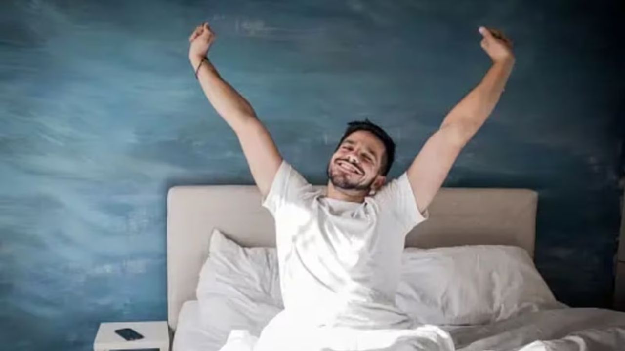 કસરત અથવા યોગ: જ્યારે શરીર એક્ટિવ હોય છે, ત્યારે મન પણ એક્ટિવ હોય છે. અઠવાડિયામાં ઓછામાં ઓછા પાંચ દિવસ સવારે ચાલવા જાઓ. તમે યોગ, સ્ટ્રેચિંગ અથવા એક મિનિટ માટે કસરત પણ કરી શકો છો. આનાથી મૂડ અને એકંદર સ્વાસ્થ્ય સુધરે છે. તે દિવસભર ઉર્જા જાળવવામાં મદદ કરે છે અને તમારો આત્મવિશ્વાસ વધે છે.