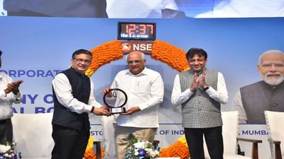 મુખ્યમંત્રી ભુપેન્દ્ર પટેલે મુંબઇ નેશનલ સ્ટોક એક્ષ્ચેજ ખાતે સુરત મહાનગરપાલિકાના મ્યુનિસિપલ ગ્રીન બોન્ડનું બેલ રીંગિંગ કરીને મેયર દક્ષેશ માવાણીની ઉપસ્થિતિમાં લીસ્ટિંગ કરાવ્યું હતું. 