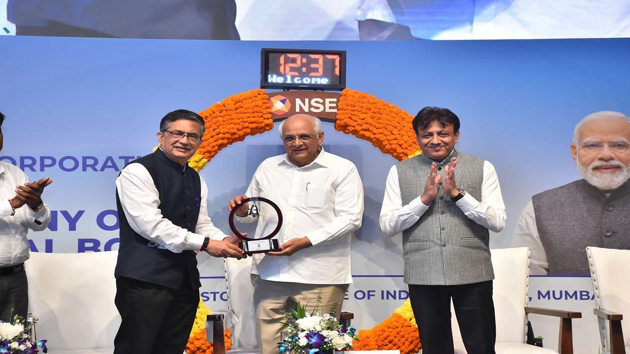 આ ગ્રીન બોન્ડ તા. 6-10-2025 ના રોજ ખુલ્યા હતા. અને તા. 9-10-2025 ના રોજ બંધ થાય હતા. આ સમયગાળા દરમિયાન સુરત મહાનગરપાલિકાના ગ્રીન બોન્ડ 200 કરોડની ડીમાન્ડ સામે 800 કરોડ રૂપિયાનું ભરણું થયું છે. જેથી ડ્રો સીસ્ટમથી બોન્ડની ફાળવણી થશે. રીટેલ સેકટરમાં મહાપાલિકા દ્વારા કુલ બોન્ડના 15 ટકા લેખે 30 કરોડ રૂપિયાના ફાળવવા ઓફર મંગાવવામાં આવી હતી. 