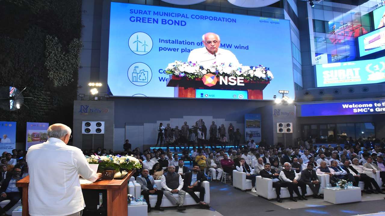સુરત મહાનગરપાલિકાએ ઈસ્યું કરેલા રૂ.200 કરોડના ગ્રીન મ્યુનિસિપલ બોન્ડ થકી ગ્રીન અને સસ્ટેનેબલ ડેવલપમેન્ટ માટે લોકોને ભાગીદાર બનાવ્યા છે. સુરત મહાનગરપાલિકાના ગ્રીન બોન્ડનું 8 ગણું સબસ્ક્રિપ્શન દર્શાવે છે કે રોકાણકારોએ ગ્રીન બોન્ડમાં રોકાણમાં અસાધારણ ઉત્સાહ બતાવ્યો છે. 