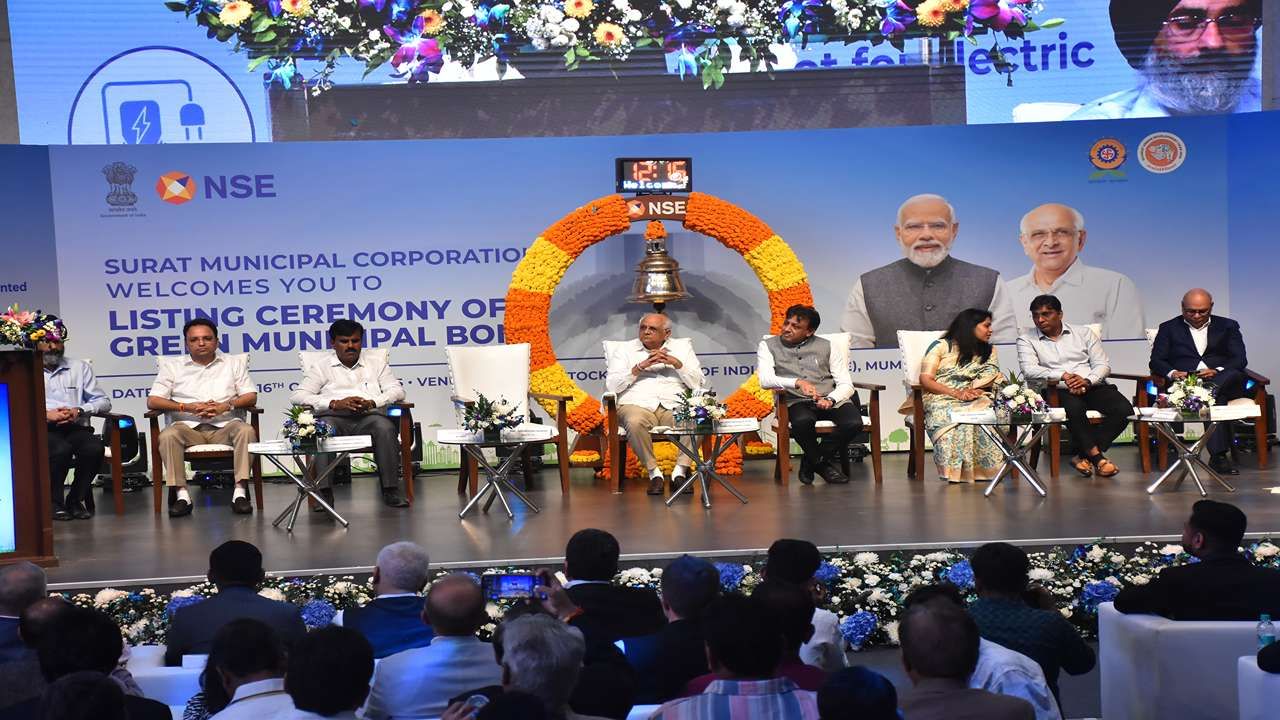 દેશમાં સૌ પ્રથમ આંતરરાષ્ટ્રીય સર્ટિફાઇડ ગ્રીન બોન્ડ સુરત મહાનગરપલિકા લાવ્યું છે. ગ્રીન બોન્ડના માધ્યમથી એકત્ર થનારી રકમ પર્યાવરણનું જતન કરવા સાથે ગ્રીન એનર્જીને લગતા પ્રોજેકટના રિસોર્સ માટે ખર્ચ કરવામાં આવશે.