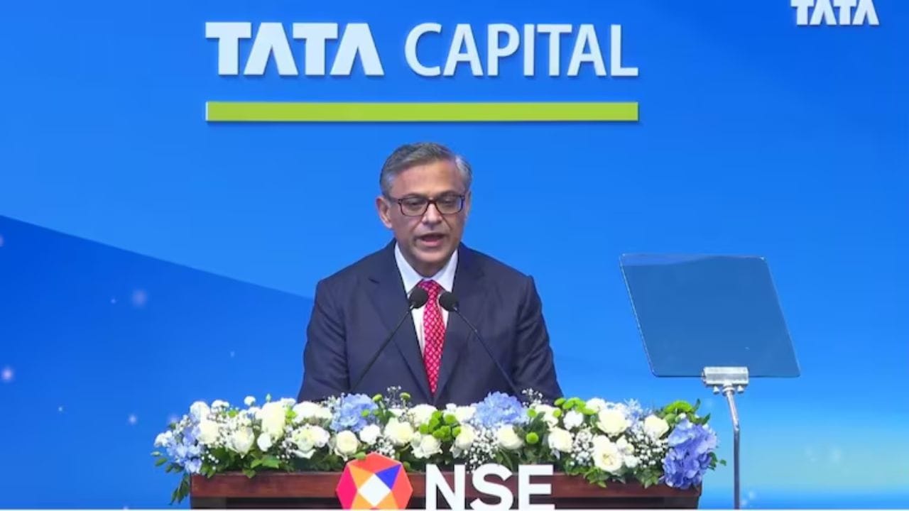 છેલ્લા કેટલાક દિવસોથી સમાચારમાં રહેતો IPO આજે, 13 ઓક્ટોબર, 2025 ના રોજ BSE-NSE પર લિસ્ટ થયો છે. ટાટા કેપિટલનો IPO આ વર્ષનો સૌથી મોટો ઇશ્યૂ હતો. પણ લિસ્ટીંગ સમયે ટાટા કેપિટલ લિમિટેડનો IPO એકદમ ફ્લેટ લિસ્ટ થયો છે. ટાટા કેપિટલ શેર ભાવ BSE અને NSE પર ₹330 પર લિસ્ટ થયા હતા.