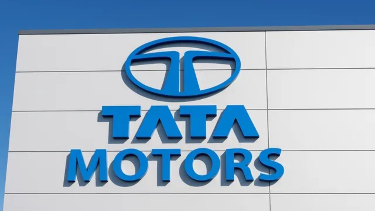 કંપનીના શેરમાં ઘટાડાથી તેના મૂલ્યાંકનને પણ મોટો ફટકો પડ્યો છે. માહિતી અનુસાર, શુક્રવારે કંપનીનું મૂલ્યાંકન ₹1,44,200.10 કરોડ હતું, જે સોમવારે ટ્રેડિંગ સત્રના એક મિનિટમાં ઘટીને ₹1,33,723.86 કરોડ થયું. આનો અર્થ એ થયો કે કંપનીનું મૂલ્યાંકન એક જ મિનિટમાં ₹10,476.24 કરોડ ઘટ્યું.