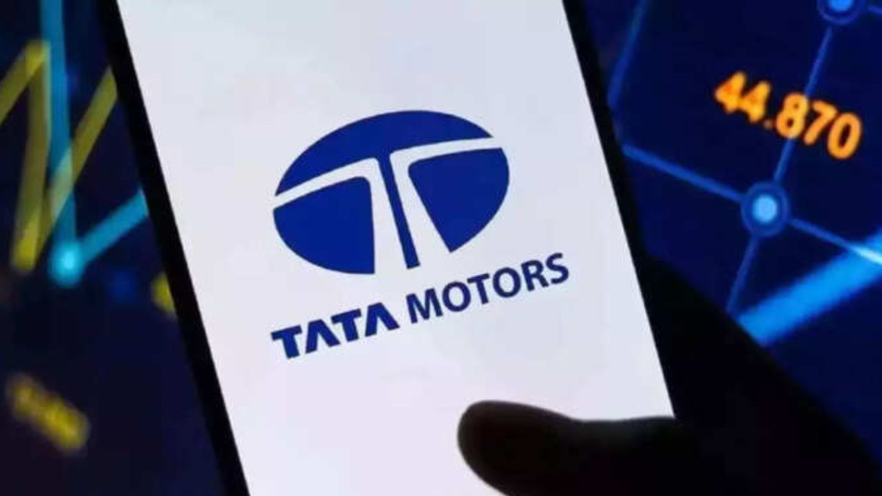 આ ઘટાડો કેમ?: TMPV એ તાજેતરમાં તેના ત્રિમાસિક પરિણામો જાહેર કર્યા છે, જેમાં જણાવાયું છે કે કંપનીની લક્ઝરી કાર કંપની, જગુઆર લેન્ડ રોવર પર સાયબર હુમલાએ તેના પ્રદર્શનને નોંધપાત્ર રીતે અસર કરી છે. આ જ કારણ છે કે કંપનીએ તેની લક્ઝરી શાખાના EBITDA માર્જિન ઘટાડ્યા છે. માહિતી અનુસાર, જગુઆર લેન્ડ રોવરના EBITDA માર્જિન અંદાજને 5 થી 7 ટકાથી ઘટાડીને 0 થી 2 ટકા કરવામાં આવ્યો છે.