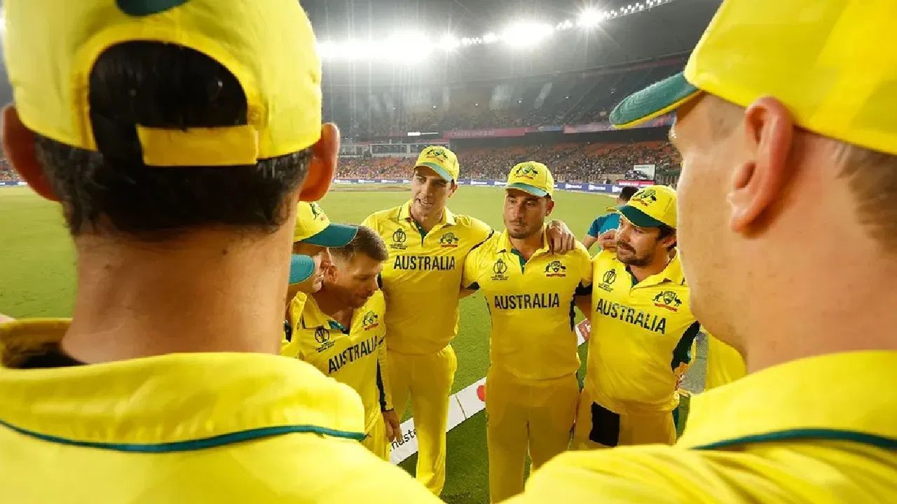 મીડિયા રિપોર્ટસ અનુસાર, ક્રિકેટ ઓસ્ટ્રેલિયા ખેલાડીઓને મેચની હાજરી અને પરફોર્મન્સ બોનસ બંનેના આધારે ચૂકવણી કરે છે. તેમની મેચ ફી અલગ-અલગ ફોર્મેટ મુજબ બદલાય છે. ટેસ્ટ મેચમાં ખેલાડીઓને પ્રતિ મેચ 20,000 ઓસ્ટ્રેલિયન ડોલર ચૂકવવામાં આવે છે. વધુમાં, તેમને ODI માં પ્રતિ મેચ 15,000 ઓસ્ટ્રેલિયન ડોલર અને T20 આંતરરાષ્ટ્રીય મેચમાં પ્રતિ મેચ 10,000 ઓસ્ટ્રેલિયન ડોલર ચૂકવવામાં આવે છે.