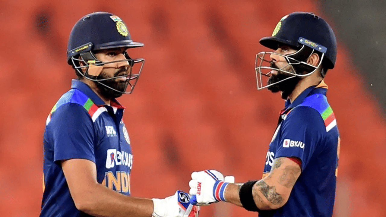 ટીમ ઈન્ડિયાની નવી જર્સીમાં વિરાટ કોહલી અને રોહિત શર્માનો ઓસ્ટ્રેલિયાનો આ છેલ્લો પ્રવાસ હોઈ શકે છે. બંને અનુભવી ખેલાડીઓ 2027 સુધી ODI રમશે, અને ટીમ ઈન્ડિયા આગામી બે વર્ષમાં ઓસ્ટ્રેલિયાનો પ્રવાસ કરવાનું નક્કી નથી. (PC: PTI / GETTY)