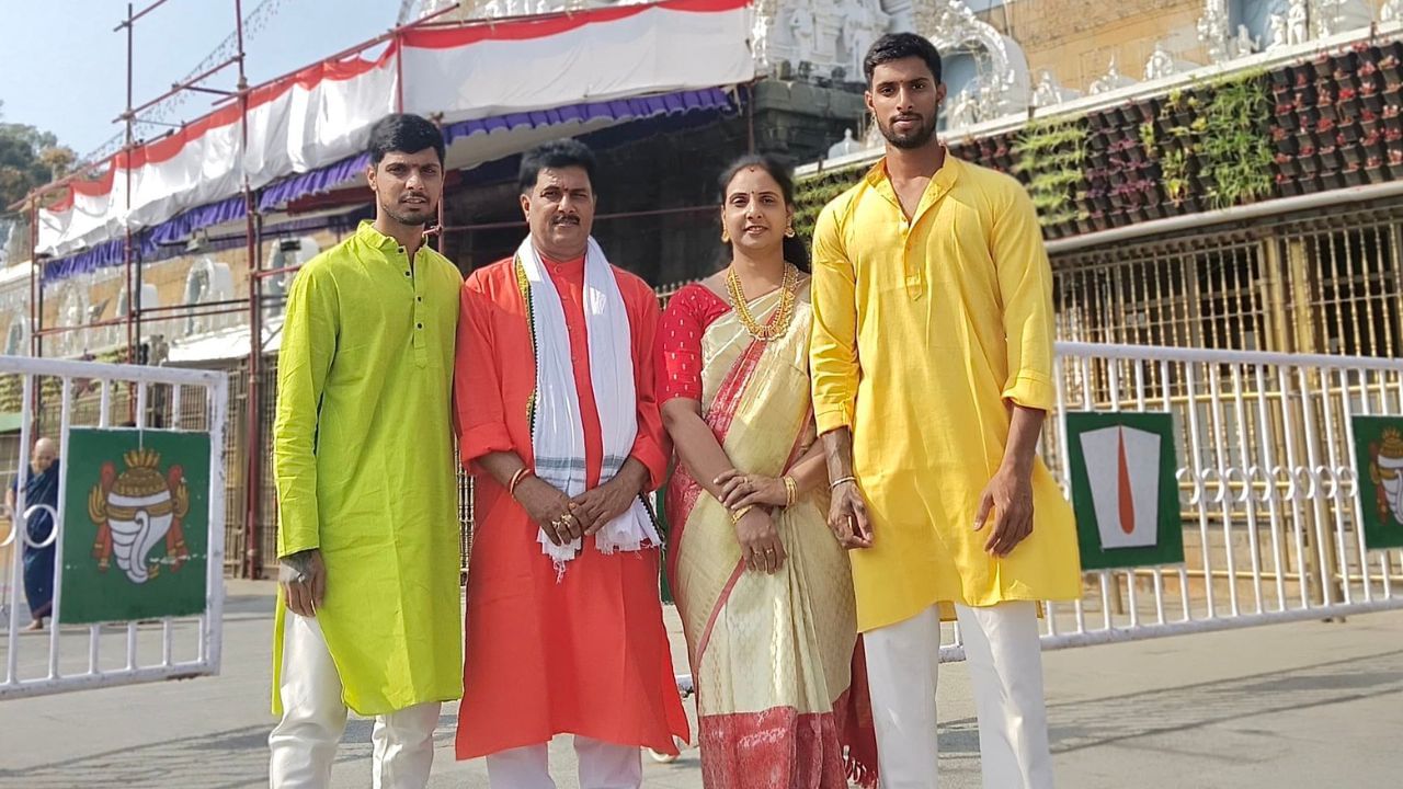 ભારતના ડાબા હાથના મધ્યમ ક્રમના બેટ્સમેનએ ગૌરવ કપૂરના શો બ્રેકફાસ્ટ વિથ ચેમ્પિયન્સમાં પોતાના જીવન વિશેની આ સત્યતા જાહેર કરી હતી. તિલક વર્માએ કહ્યું વર્ષ 2022માં તે ઈન્ડિયા એની સાથે બાંગ્લાદેશમાં સીરિઝ રમી રહ્યો હતો.