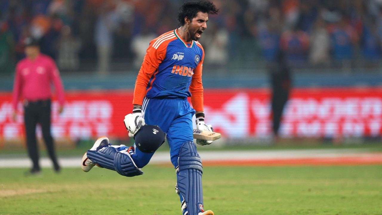 તિલક વર્માએ પોતાની જિંદગીમાં એ દુખદ ક્ષણને યાદ કરીને પોતાની સદી તરફ આગળ વધી રહ્યો હતો. તે દરમિયાન અચાનક તેની આંખોમાં ખેચાણ આવવા લાગી હતી. તેની આંગળીઓ કામ કરવાનું બંધ કર્યું હતુ. તેનું શરીર પથ્થર બન્યું હતુ કારણ કે, અલગ જ માહોલ હતો.