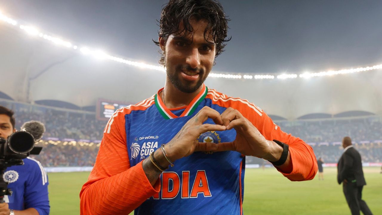 તિલક વર્માએ જણાવ્યું કે, ખરાબ તબિયતના કારણે તેને રિટાયર હર્ટ થવું પડ્યું હતુ. તેમણે જણાવ્યું કે, તેને યાદ છે કે, તેના હાથમાંથી ગ્લવ્સ તોડી કાઢવામાં આવ્યા હતા. કારણ કે, હાથની આંગળીઓ કામ કરી રહી ન હતી.