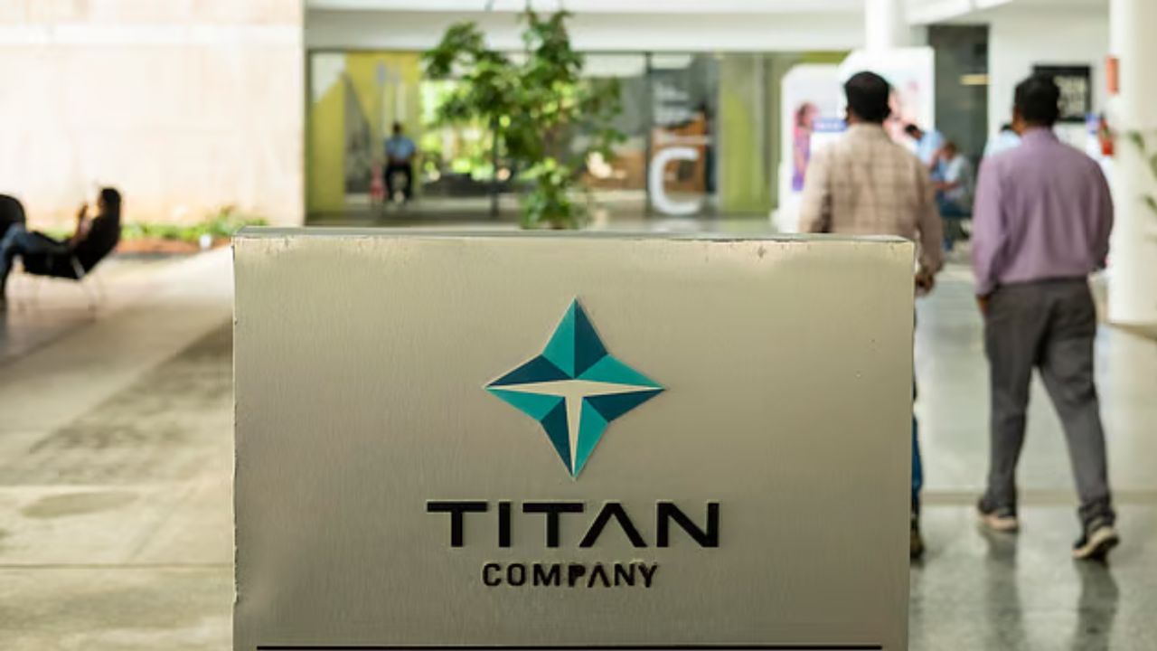 સપ્ટેમ્બર ક્વાર્ટર દરમિયાન કંપનીના સ્થાનિક જ્વેલરી સેગમેન્ટમાં વાર્ષિક ધોરણે 19% વૃદ્ધિ થઈ હતી. સોનાના ભાવમાં વધારો અને સરેરાશ ટિકિટ કદમાં વધારો થવાને કારણે આ વૃદ્ધિ થઈ હતી, જોકે ગ્રાહકોની સંખ્યામાં થોડો ઘટાડો થયો હતો. જે નિયમિત સોનાના દાગીના કરતા વધુ હતી. સોનાના સિક્કાના વેચાણમાં પણ તેમનો મજબૂત દેખાવ ચાલુ રહ્યો.