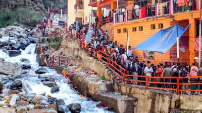 ચારધામની યાત્રા કરવાનો પ્લાન બનાવનાર માટે મોટા સમાચાર આવ્યા છે. 4 ધામ બદ્રીનાથ,કેદારનાથ,યમુનોત્રી અને ગંગોત્રીના કપાટ ટુંક સમયમાં જ બંધ થશે. વિજયાદશમીના દિવસે બદ્રીનાથના કપાટ બંધ થવાની તારીખ સામે આવી છે. 