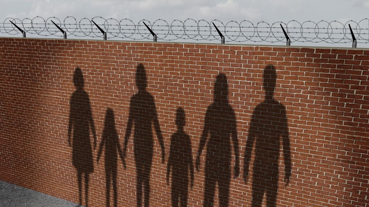 બુધવારની જાહેરાતમાં એમ પણ કહેવામાં આવ્યું હતું કે શરણાર્થીઓને તેમના પરિવારોને બ્રિટન લાવવાનો અધિકાર રહેશે નહીં. સરકારે સપ્ટેમ્બરમાં આવી કુટુંબ પુનઃમિલન અરજીઓ રદ કરી હતી.