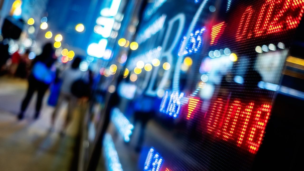 જ્યારે માર્કેટ બોટમ પર પહોંચે, ત્યારે તમે 30% થી 50% સુધી સસ્તા ભાવમાં ગુણવત્તાવાળા શેરો ખરીદી શકો. આ સમયનું સદુપયોગ કરવાથી લાંબા ગાળાના રોકાણ પર વધારે લાભ મળી શકે છે. બજારની કાળજીપૂર્વક સ્થિતિને સમજવું અને રિસ્ક મેનેજમેન્ટ રાખવું આવશ્યક છે. (નોંધ : અહીં આપવામાં આવેલી માહિતી ફક્ત આપની જાણકારી માટે છે. કોઇપણ રોકાણ કરવા પહેલા નિષ્ણાંતોની સલાહ લેવી જરૂરી છે.)