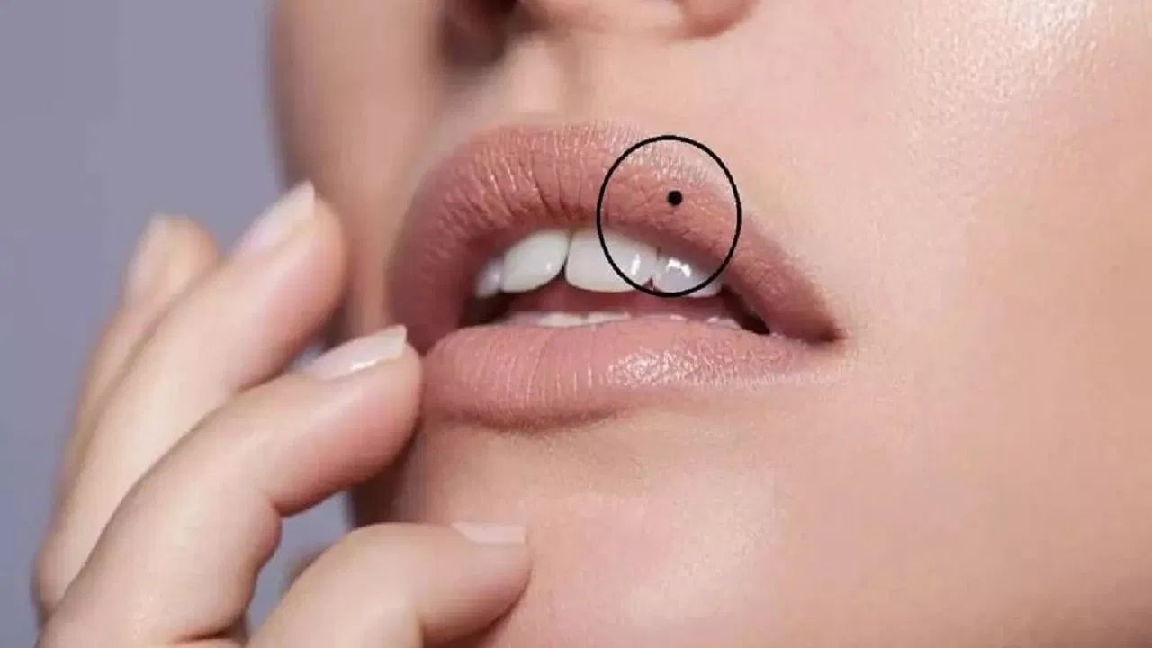 હોઠ પર તલ સ્વાસ્થ્યના દૃષ્ટિકોણથી ખાસ ધ્યાન આપવાની જરૂરિયાત દર્શાવે છે. આવી વ્યક્તિ સ્થૂળતા અથવા અન્ય સ્વાસ્થ્ય સમસ્યાઓથી પીડાઈ શકે છે. સામુદ્રિક શાસ્ત્રમાં પણ જણાવાયું છે કે હોઠ પર તલ ધરાવતા લોકો સ્વભાવે રોમેન્ટિક અને મોહક હોય છે.
