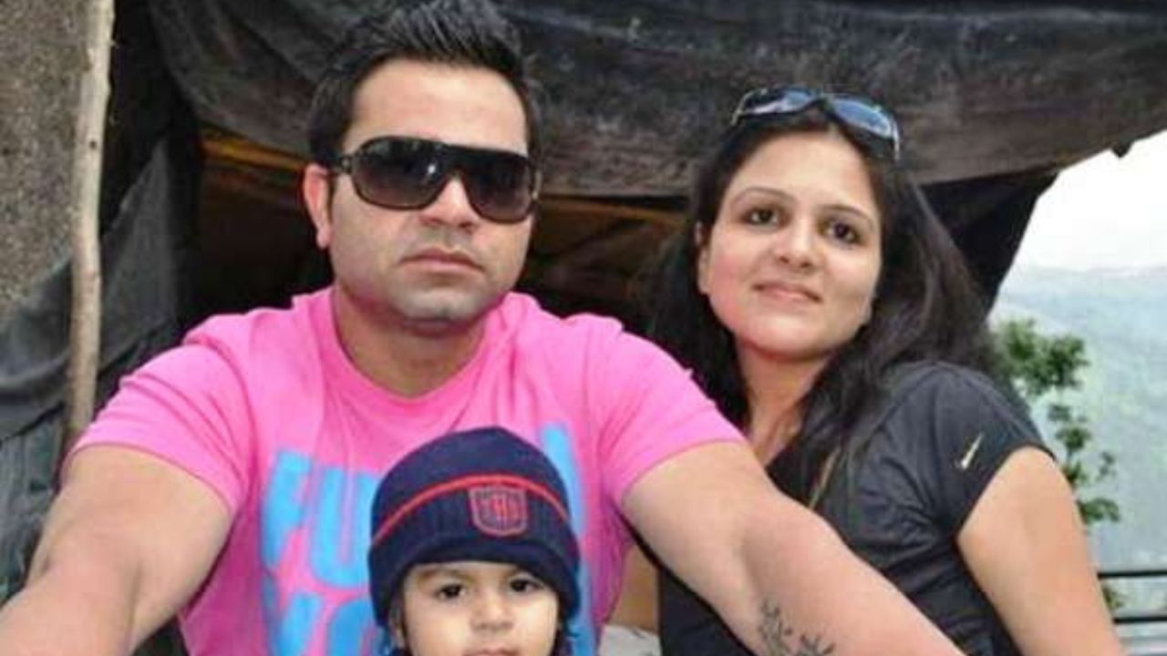 હવે સવાલ એ છે કે, વિરાટ કોહલીએ ગુરુગ્રામની પ્રોપર્ટી તેના મોટાભાઈના નામ કરી છે.જેની કુલ સંપત્તિ કેટલી છે. વિરાટ કોહલી ગુરુગ્રામના DLF સિટી ફેઝ-1 માં એક આલીશાન હવેલી છે, જે તેણે 2021માં ખરીદી હતી.