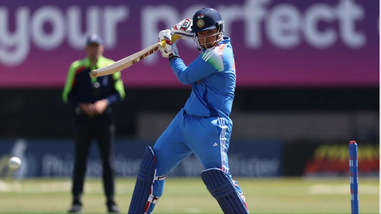 ઘરેલુ ક્રિકેટમાં, ખેલાડીઓનો પગાર મેચના અનુભવના આધારે બદલાય છે. 40 કે તેથી વધુ રણજી ટ્રોફી મેચનો અનુભવ ધરાવતા ખેલાડીઓને દૈનિક મેચ ફી ₹60,000, 21 થી 40 મેચનો અનુભવ ધરાવતા ખેલાડીઓને ₹50,000 અને 0 થી 20 મેચનો અનુભવ ધરાવતા ખેલાડીઓને ₹40,000 મળે છે. રિઝર્વ ખેલાડીઓને ₹30,000 સુધી મળે છે.