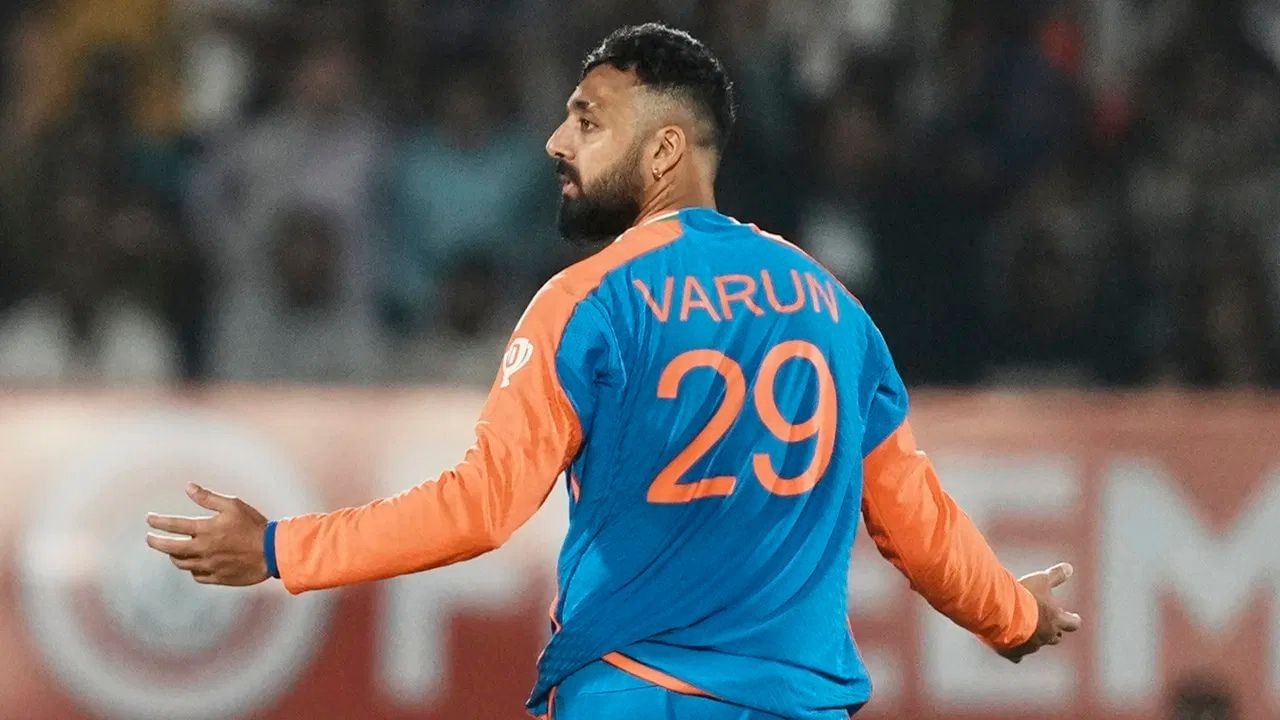 અમે વરુણ ચક્રવર્તી વિશે વાત કરી રહ્યા છીએ, જેને ઓસ્ટ્રેલિયા પ્રવાસ પર રમાનારી ODI શ્રેણીમાંથી બહાર કરવામાં આવ્યો છે. વરુણ ચક્રવર્તી આ વર્ષની ચેમ્પિયન્સ ટ્રોફીમાં ભારતની જીતનો હીરો હતો.