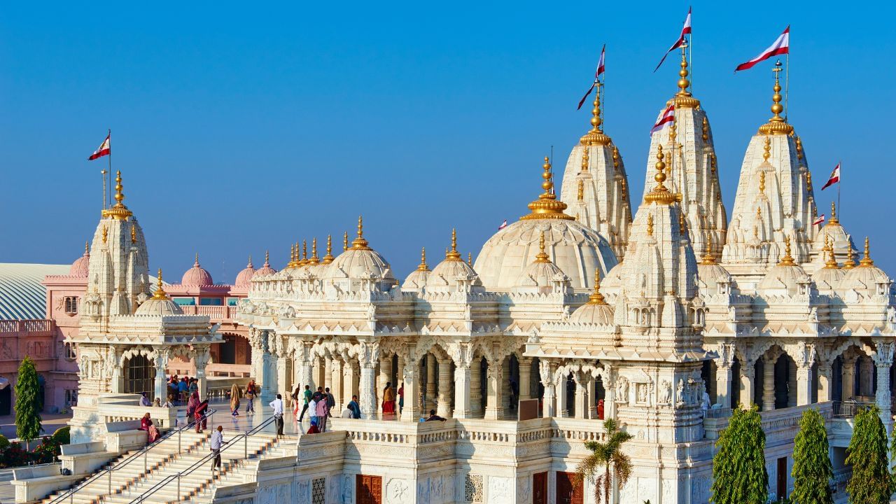 માન્યતા છે કે આ મંત્ર અત્યંત શક્તિશાળી છે અને તેનો જાપ કરવાથી મન શુદ્ધ થાય છે. સાથે જ, એવું માનવામાં આવે છે કે પૂજા દરમિયાન કોઈ ભૂલ થઈ જાય તો ભગવાન શિવ અને અન્ય દેવી-દેવતાઓ તેને માફ કરે છે. શાસ્ત્રો અનુસાર, આ મંત્રનો નિયમિત જાપ કરવાથી વ્યક્તિને આધ્યાત્મિક લાભો મળતાં હોય છે અને મોક્ષપ્રાપ્તિની સંભાવના વધે છે. જો ઈચ્છો તો, મંદિરની અંદર પણ આ મંત્રનો જાપ કરી શકાય છે. 