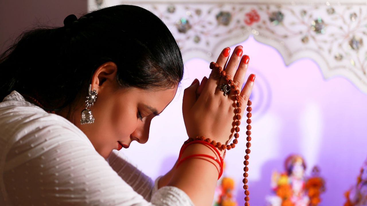 ॐ श्री ह्रीं श्रीं कमले कमलालये प्रसीद श्रीं ह्रीं श्रीं ॐ महालक्ष्मयै नमः।। મહાલક્ષ્મી મંત્ર દેવી લક્ષ્મીને સમર્પિત છે, જેઓ સમૃદ્ધિ, ધન અને સુખની દેવી તરીકે પૂજાય છે. જો જીવનમાં આર્થિક તકલીફો અથવા નાણાકીય અડચણો આવી રહી હોય, તો દરરોજ સવારે શુદ્ધ મન અને શ્રદ્ધાભાવે આ મંત્રનો જાપ કરવો ખૂબ જ લાભદાયી માનવામાં આવે છે. આ મંત્રના નિયમિત જાપથી દેવી લક્ષ્મીની કૃપા પ્રાપ્ત થાય છે, જેના કારણે ધનની વૃદ્ધિ, સુખ-સમૃદ્ધિ અને જીવનમાં સ્થિરતા પ્રાપ્ત થાય છે. આ પ્રાર્થના મનમાં આશા અને આત્મવિશ્વાસ પણ વધારવા મદદ કરે છે. ( Credits: Getty Images )