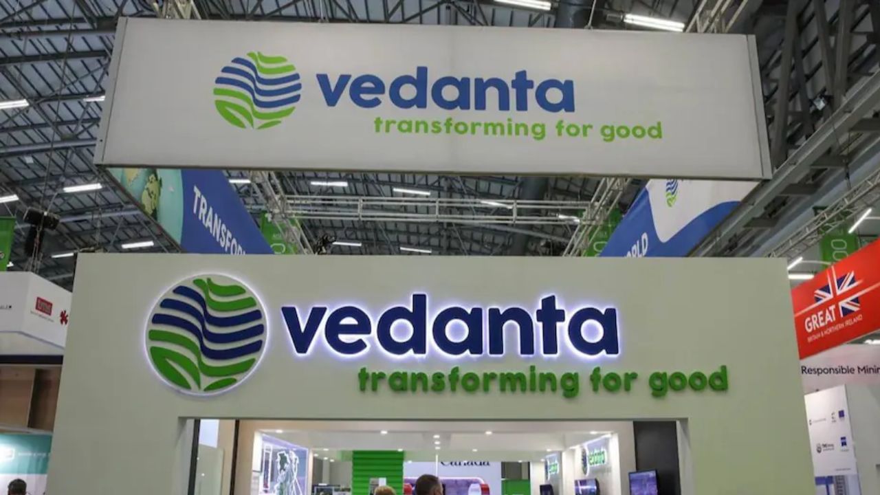 બ્રોકરેજ CLSA એ જણાવ્યું હતું કે સપ્ટેમ્બર 2025 ક્વાર્ટરમાં વેદાંતાનો EBITDA અપેક્ષાઓ સાથે સુસંગત હતો, અને કંપની નાણાકીય વર્ષ 2026 માં EBITDA માં $6 બિલિયનથી વધુનું ઉત્પાદન કરવાનો અંદાજ છે. તેની નોંધમાં, બ્રોકરેજએ વેદાંતના તેના એલ્યુમિનિયમ, પાવર અને ઝિંક વ્યવસાયોમાં વિસ્તરણ અને પછાત એકીકરણ પર પણ પ્રકાશ પાડ્યો હતો. તે એવી પણ અપેક્ષા રાખે છે કે કંપનીની ડિમર્જર પ્રક્રિયા નાણાકીય વર્ષ 2026 ના અંત સુધીમાં પૂર્ણ થશે.