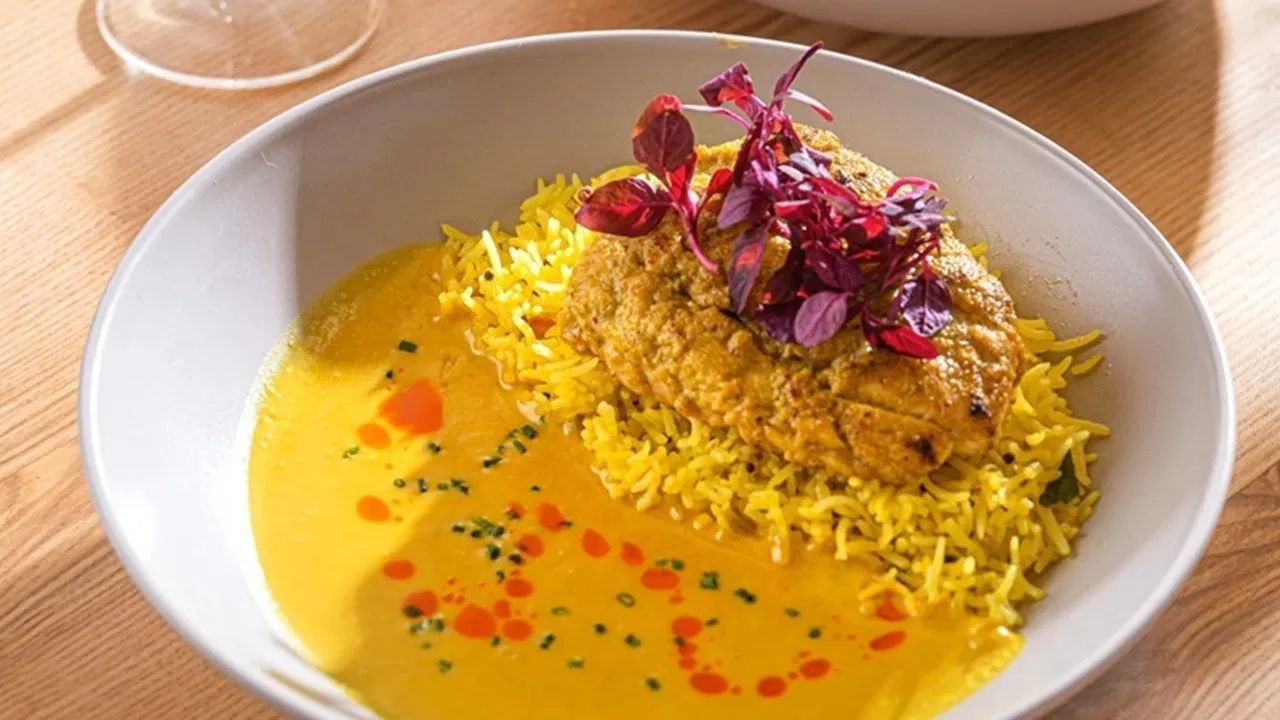 આ રેસ્ટોરન્ટમાં પાલતુ પ્રાણીઓ માટે અલગ મેનુ પણ છે. જેમાં ₹818 સુધીની કિંમતમાં ચાર વાનગીઓ હોય છે.