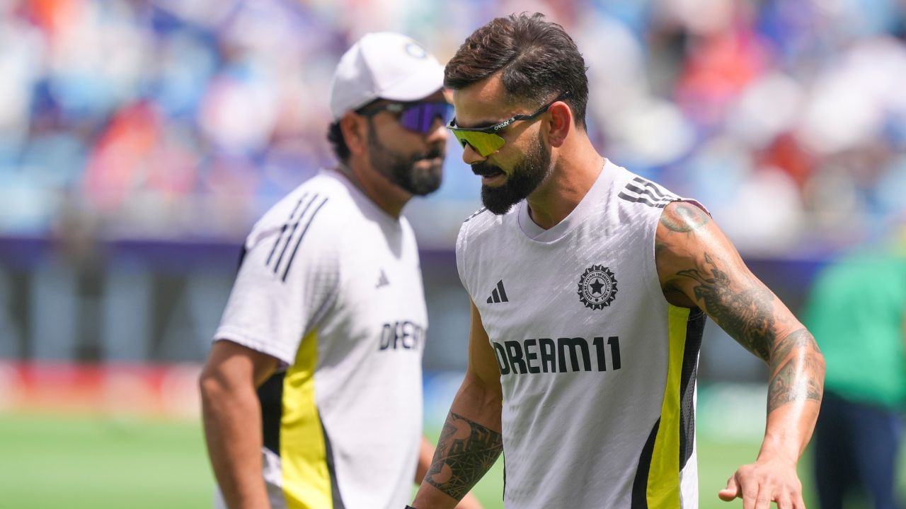 આ સિવાય રોહિત શર્મા પણ 8 રન બનાવી હેઝલવુડના બોલ પર આઉટ થયો હતો. રોહિત શર્મા 4 ઓવરની અંદર આઉટ થયો હતો. રોહિત શર્મા આઉટ થતાં જ ઓસ્ટ્રેલિયાની ટીમ અને ચાહકો ખુશ થયા હતા.આ રીતે, ટીમ ઈન્ડિયાના બે અનુભવી ખેલાડીઓની વાપસી ખૂબ જ ખરાબ રહી.