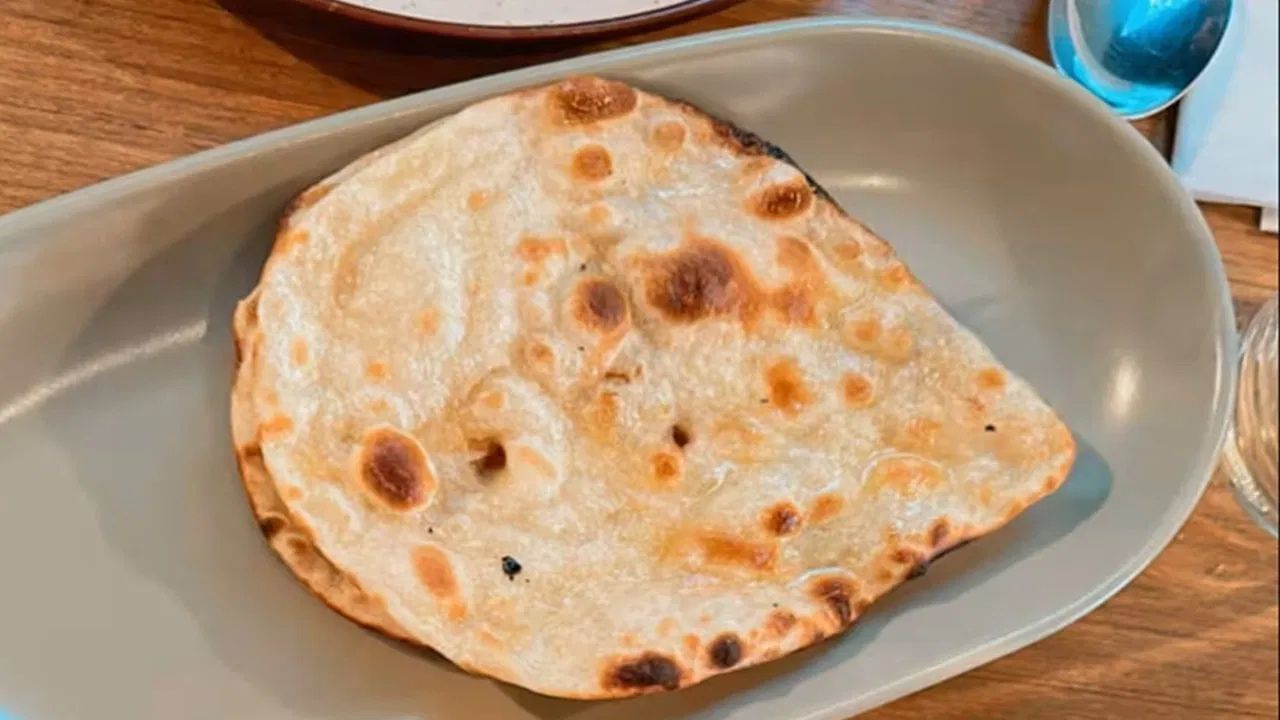 તમને જાણીને નવાઈ લાગશે કે વિરાટ કોહલીના રેસ્ટોરન્ટમાં તંદૂરી રોટલીનો ભાવ ₹118 છે. જ્યારે ભાતની પ્લેટનો ભાવ ₹318 છે.