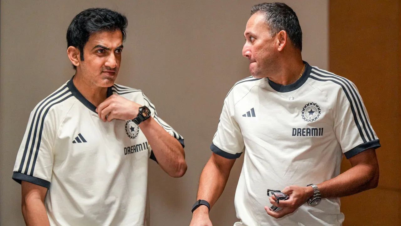 જેથી રોહિતની જગ્યાએ શુભમન ગિલને કેપ્ટનશીપ સોંપવામાં આવી છે. એક અહેવાલ મુજબ, અજિત અગરકર અને ગૌતમ ગંભીરના સિક્રેટ પ્લાનના ભાગરૂપે બંને સ્ટાર્સને ધીમે-ધીમે "ભૂતપૂર્વ ખેલાડીઓ"માં ધકેલી દેવામાં આવી રહ્યા છે. આ યોજનાને બોર્ડના ઉચ્ચ અધિકારીઓ તરફથી લીલી ઝંડી મળી ગઈ છે .