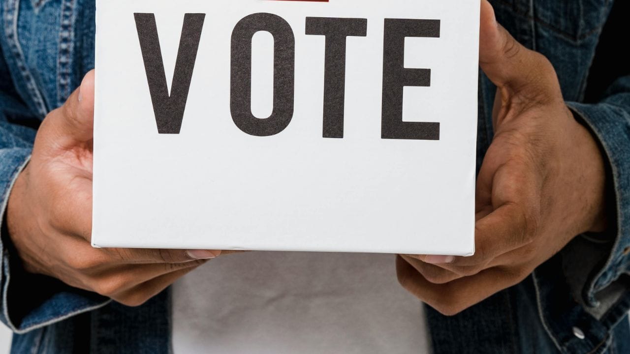 ભારતમાં, લોકોને પોતાની સરકાર પસંદ કરવાનો અધિકાર છે. આપણા દેશમાં, 18 વર્ષ કે તેથી વધુ ઉંમરના કોઈપણ વ્યક્તિને મતદાન કરવાનો અધિકાર છે. જોકે, તમને કદાચ ખબર નહીં હોય કે આપણા દેશમાં કેટલાક લોકો એવા છે જેમને નાગરિક હોવા છતાં, મતદાન કરવાનો અધિકાર નથી.