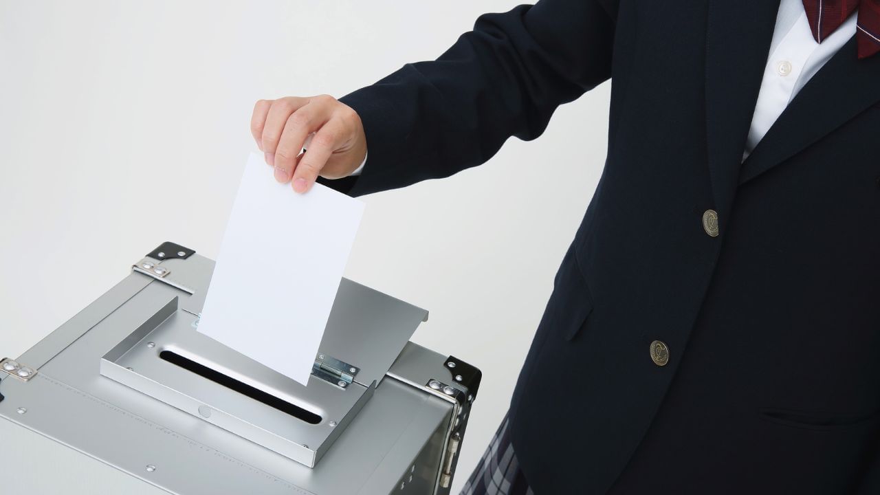 ભારતનાRepresentation of the People Act, 1951 અને અન્ય સંબંધિત કાનૂની જોગવાઈઓના આધારે, નીચે આપેલા સંજોગોમાં વ્યક્તિને મતદાન કરવાથી રોકવામાં આવે છે.