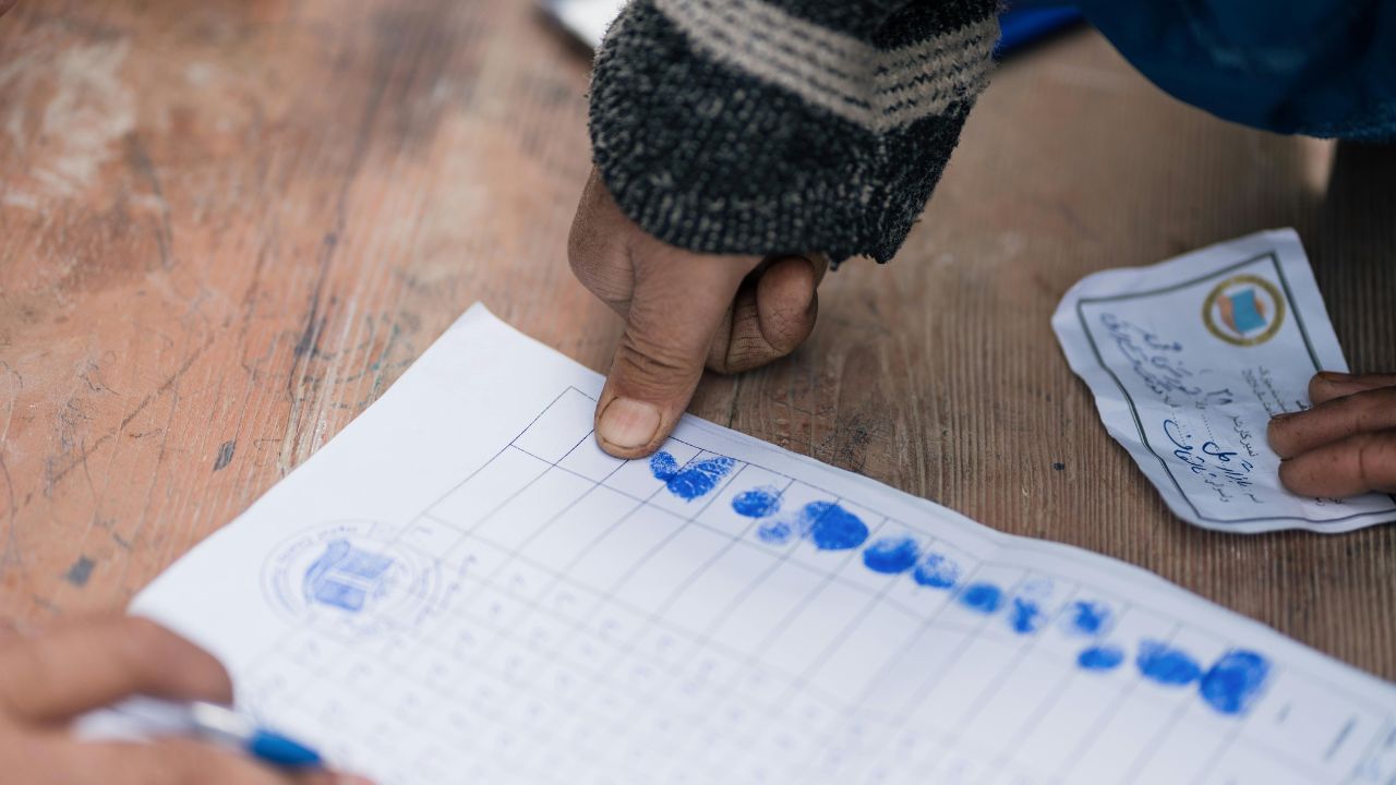 જો કોઈ વ્યક્તિ ચૂંટણી દરમિયાન ભ્રષ્ટાચાર અથવા અન્ય સંબંધિત ગુનાઓમાં દોષિત ઠરે છે, તો તેને ચોક્કસ સમયગાળા (ઘણીવાર 6 વર્ષ) માટે મતદાન કરવા માટે ગેરલાયક ઠેરવી શકાય છે.