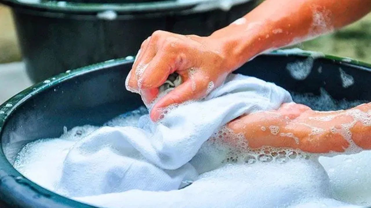 શિયાળામાં ઠંડુ પાણી - જ્યારે બહાર ખૂબ જ ઠંડુ હોય અને નળનું પાણી બરફ જેવું ઠંડુ હોય, ત્યારે ડિટર્જન્ટ સંપૂર્ણપણે ઓગળી ન શકે અને યોગ્ય રીતે કામ ન પણ કરે. પછી તમે સામાન્ય તાપમાનના પાણીનો ઉપયોગ કરી શકો છો. આ ગરમ પાણી કપડાંને નુકસાન પહોંચાડ્યા વિના ડિટર્જન્ટને સક્રિય કરે છે, વધુ સારી સફાઈ પૂરી પાડે છે અને હાથને ઠંડીથી પણ સુરક્ષિત રાખે છે.