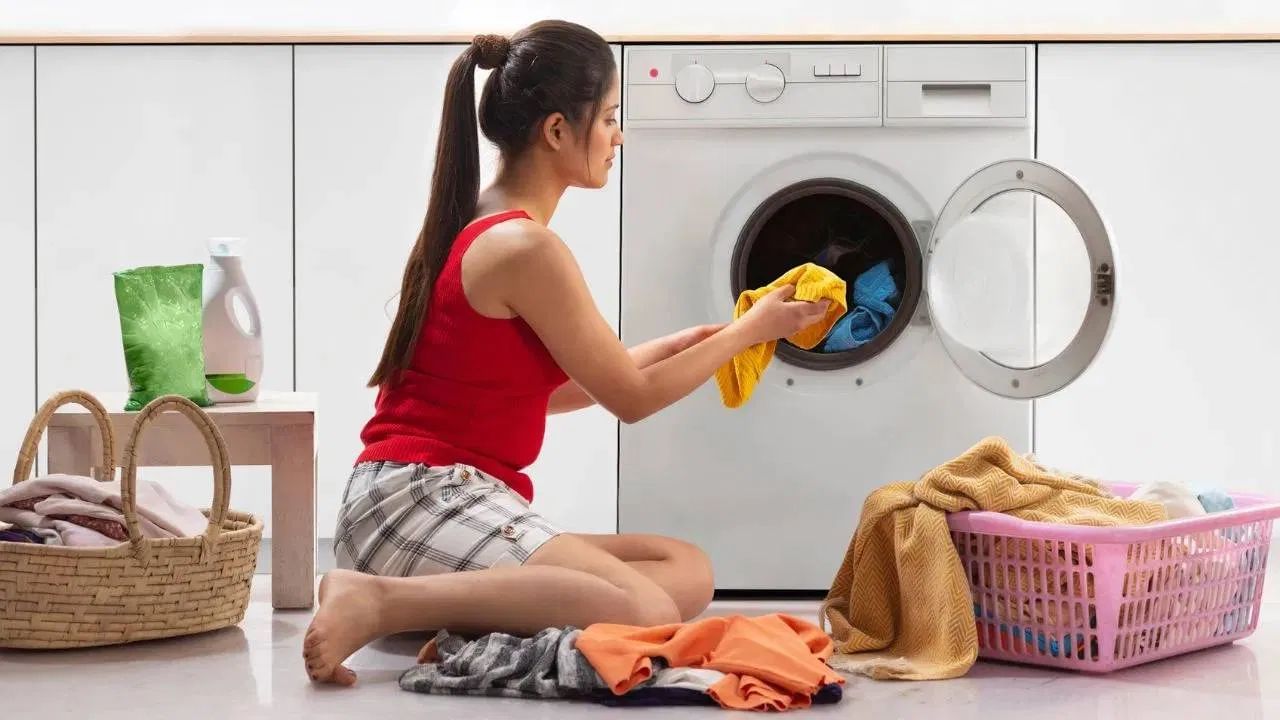 રંગબેરંગી કાપડ, નરમ કાપડ (જેમ કે રેશમ, લેસ, ઊન અને થર્મલ વસ્ત્રો), અને કૃત્રિમ કાપડ (જેમ કે પોલિએસ્ટર અને નાયલોન) ઠંડા પાણીમાં ધોવા જોઈએ. ગરમ પાણી આ કાપડને ઝાંખા, સંકોચાઈ શકે છે અથવા તેમની રચનાને નુકસાન પહોંચાડી શકે છે. ઠંડુ પાણી તમારા કપડાંનું આયુષ્ય લંબાવે છે.