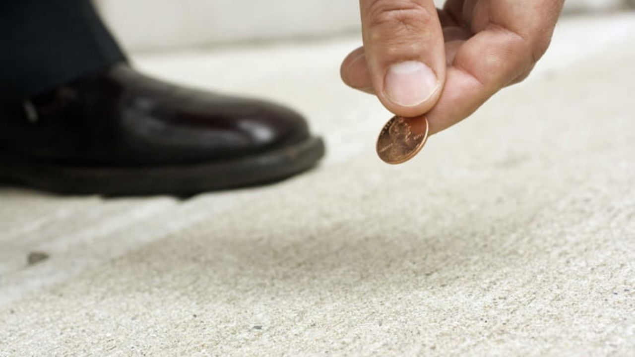 अगर आपको सड़क पर कोई नोट या सिक्का पड़ा मिले, तो उसे तुरंत उठा लेना चाहिए। यह आपके भविष्य के लिए एक शुभ संकेत है। इसका मतलब है कि ईश्वर आपके साथ हैं और आपको उनका आशीर्वाद मिल रहा है। इस नोट या सिक्के को किसी और को दान न करें। इसे अपने बटुए या पर्स में अलग रखें ताकि यह गलती से खर्च न हो जाए।