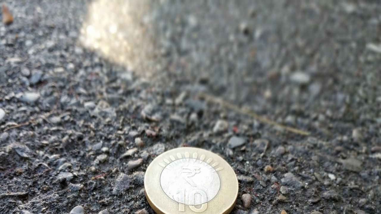 अगर आपको सड़क पर एक रुपये, पाँच रुपये या दस रुपये का सिक्का मिले, तो उसे ऊर्जा और दैवीय शक्ति का प्रतीक समझें। सिक्के धातु से बने होते हैं और धातु दैवीय शक्ति का प्रतीक है। इसलिए अगर आपको कोई सिक्का मिले, तो समझ लीजिए कि देवी की कृपा आप पर है।