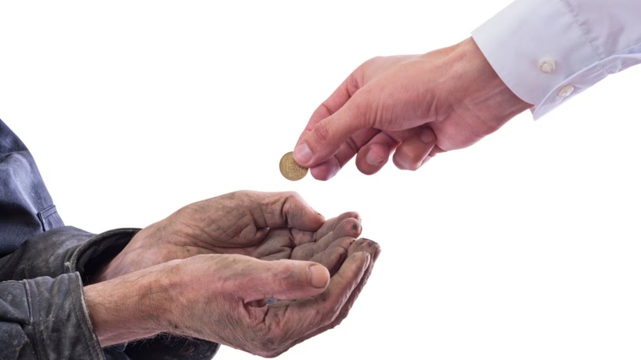 इसके अतिरिक्त, वास्तु शास्त्र के अनुसार, यदि आप किसी महत्वपूर्ण कार्य से कहीं यात्रा कर रहे हैं और आपको सड़क पर कोई सिक्का या नोट पड़ा हुआ मिलता है, तो यह संकेत है कि आपको अपने प्रयास में अवश्य सफलता मिलेगी। यदि आप काम से घर लौट रहे हैं और आपको सड़क पर पैसे पड़े हुए मिलते हैं, तो यह संकेत है कि आपको जल्द ही आर्थिक लाभ मिलने वाला है।