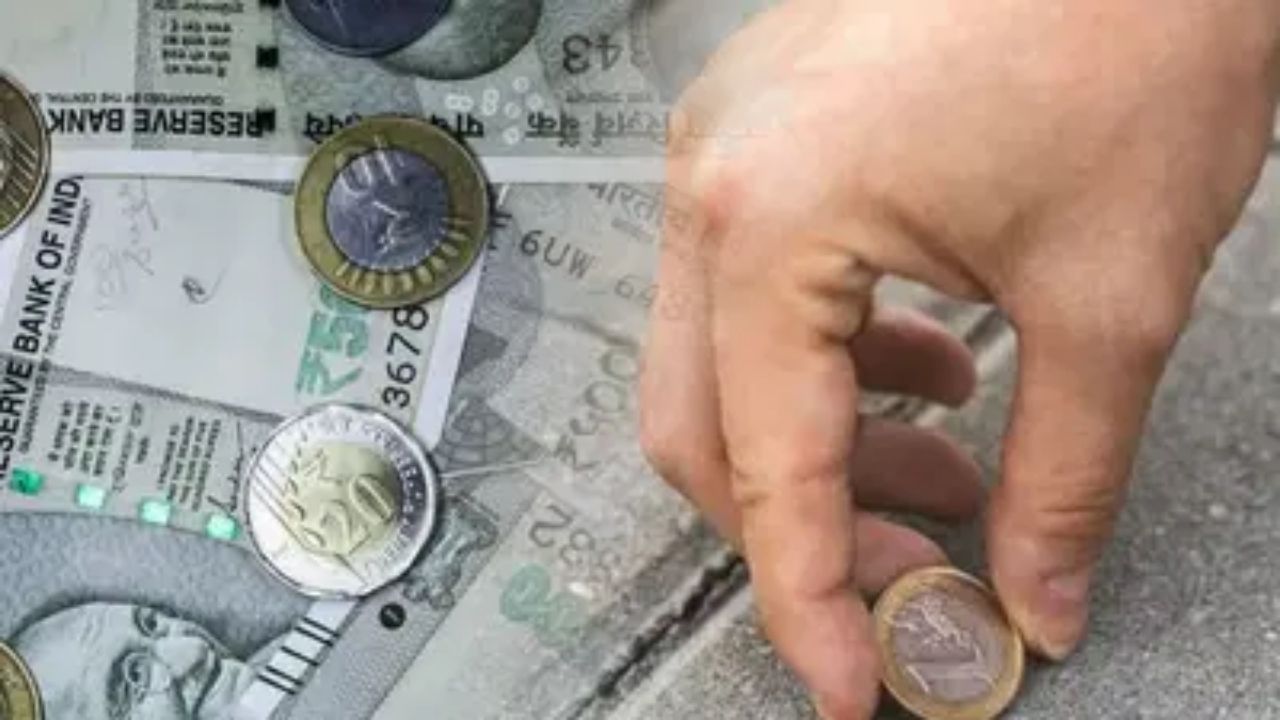 हम अक्सर सड़क पर पड़े सिक्के या नोट देखते हैं। यानी सड़क पर पड़े पैसे। ऐसा होने पर कई लोग असमंजस में पड़ जाते हैं कि इनका क्या करें। कुछ लोग इन्हें उठाकर रख लेते हैं, तो कुछ ज़रूरतमंदों को दे देते हैं या मंदिर में दान कर देते हैं। लेकिन सवाल यह उठता है कि क्या हमें सड़क पर पड़े पैसे उठाने चाहिए?