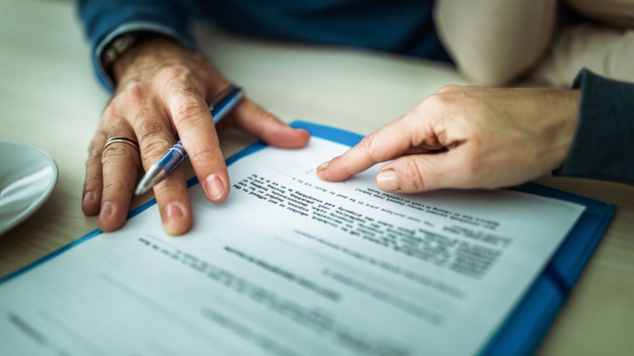 મિલકતના દસ્તાવેજ ખોવાઈ જવું ચિંતાનો વિષય છે, પરંતુ યોગ્ય કાયદાકીય પ્રક્રિયા અનુસરવાથી તમે સર્ટિફાઈડ નકલ મેળવી શકો છો. હંમેશા દસ્તાવેજોની ડિજિટલ કૉપિ રાખવી, પોલીસ અને અખબારમાં સમયસર જાણ કરવી એ તમારા હકની સુરક્ષા માટે જરૂરી છે.