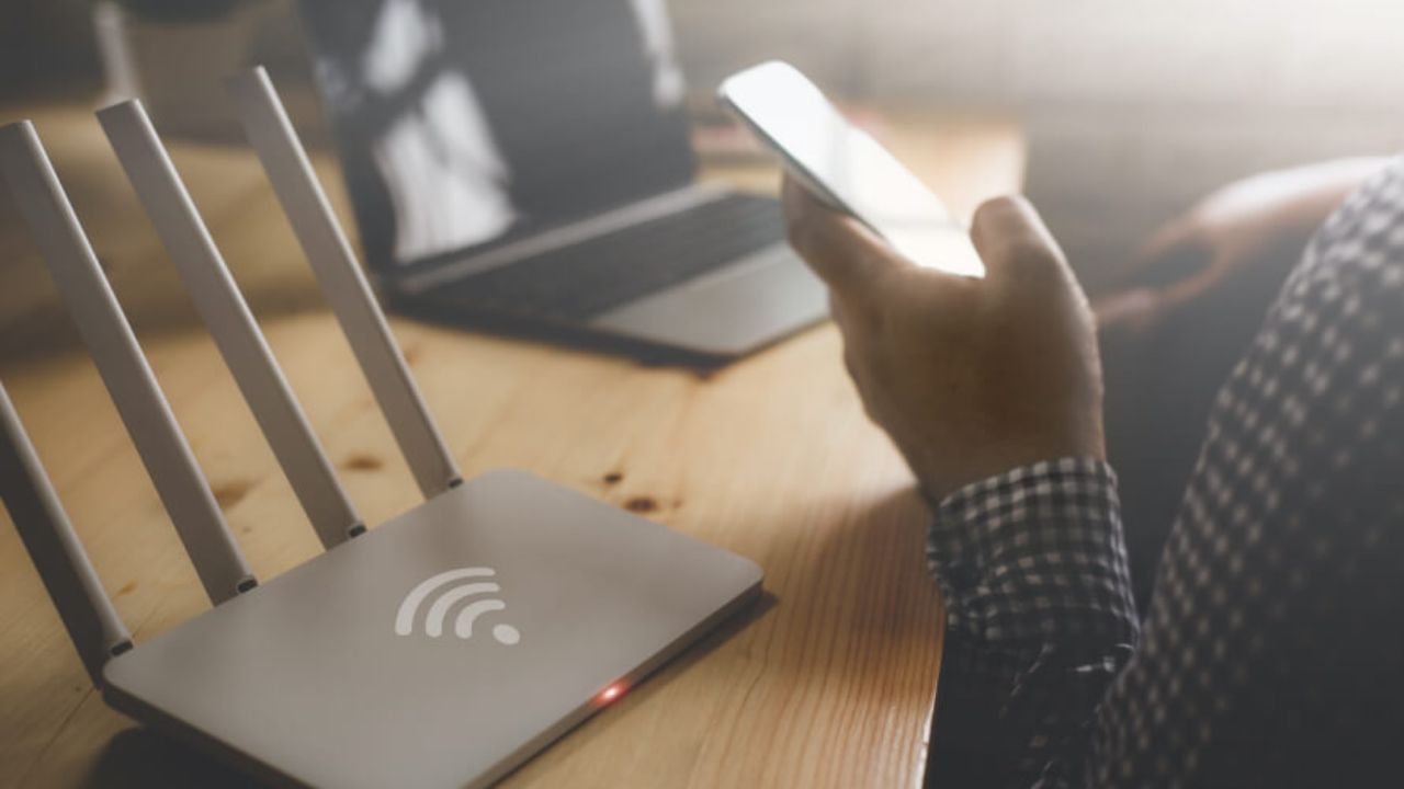 ક્યારેક, ફોનના સોફ્ટવેર ગ્લિચ થાય છે. ફોનને રીસ્ટાર્ટ કરવાથી આ નાની ગ્લિચ ઠીક થાય છે. જો આ તમારી સમસ્યાને ઠીક ન કરે, તો તમે જનરલ > ટ્રાન્સફર અથવા રીસેટ આઇફોન > રીસેટ નેટવર્ક સેટિંગ્સ પર જઈને તમારા નેટવર્ક સેટિંગ્સ રીસેટ કરી શકો છો. આ પછી, તમારે તમારા Wi-Fi સાથે ફરીથી કનેક્ટ કરવાની જરૂર પડશે, અને ધીમી ઇન્ટરનેટ સમસ્યા ઉકેલાઈ જવાની 99% શક્યતા છે.